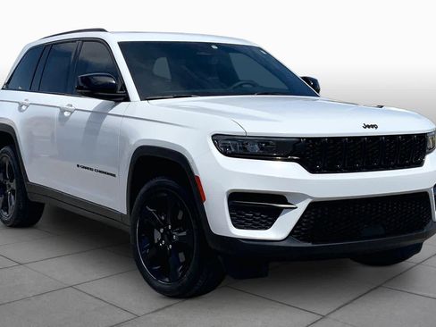 Used 2024 Jeep Grand Cherokee Altitude AWD/4WD image 3