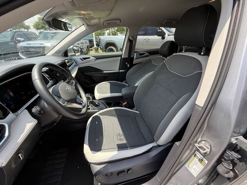 Used 2025 Volkswagen Taos SE FWD image 27