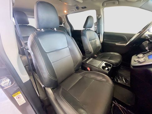 Used 2017 Toyota Sienna SE Premium FWD image 19