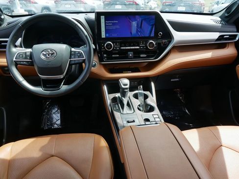 Used 2023 Toyota Highlander Platinum AWD/4WD image 13