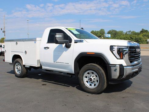 Used 2024 GMC Sierra 3500 Pro w/ Convenience Package image 2