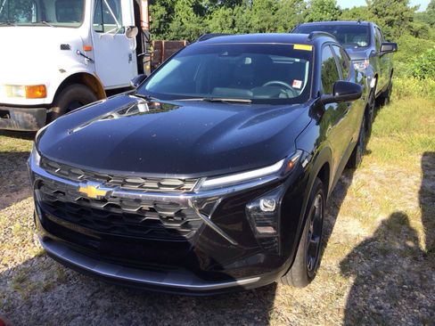 Used 2024 Chevrolet Trax LT w/ Driver Confidence Package FWD image 2
