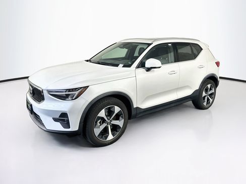 Used 2023 Volvo XC40 B5 Plus w/ Protection Package Premier AWD/4WD image 3
