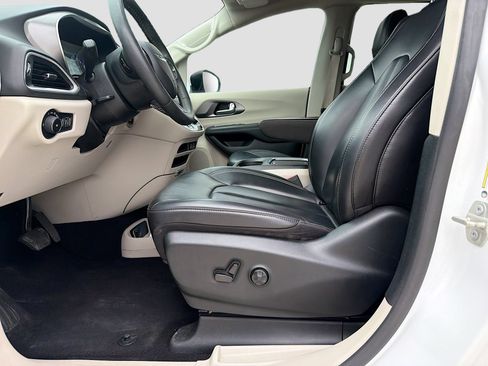 Used 2023 Chrysler Pacifica Touring-L FWD image 21
