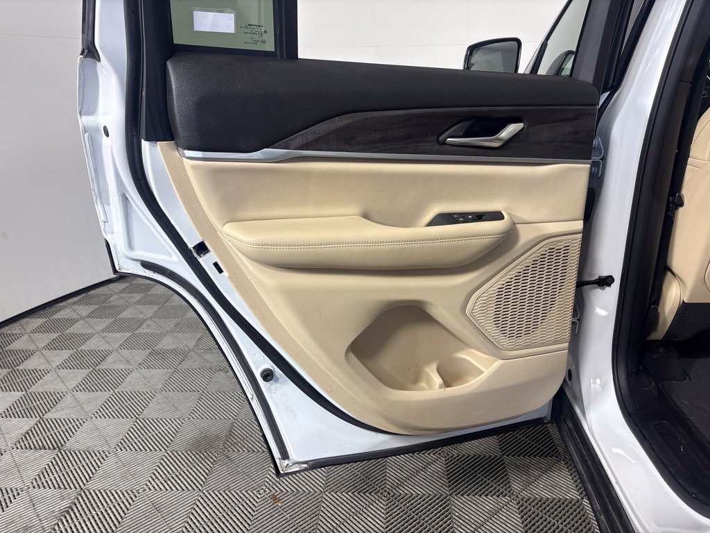 Used 2024 Jeep Grand Cherokee Limited RWD image 15