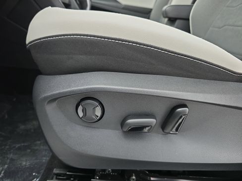 New 2026 Volkswagen Taos SE FWD image 28