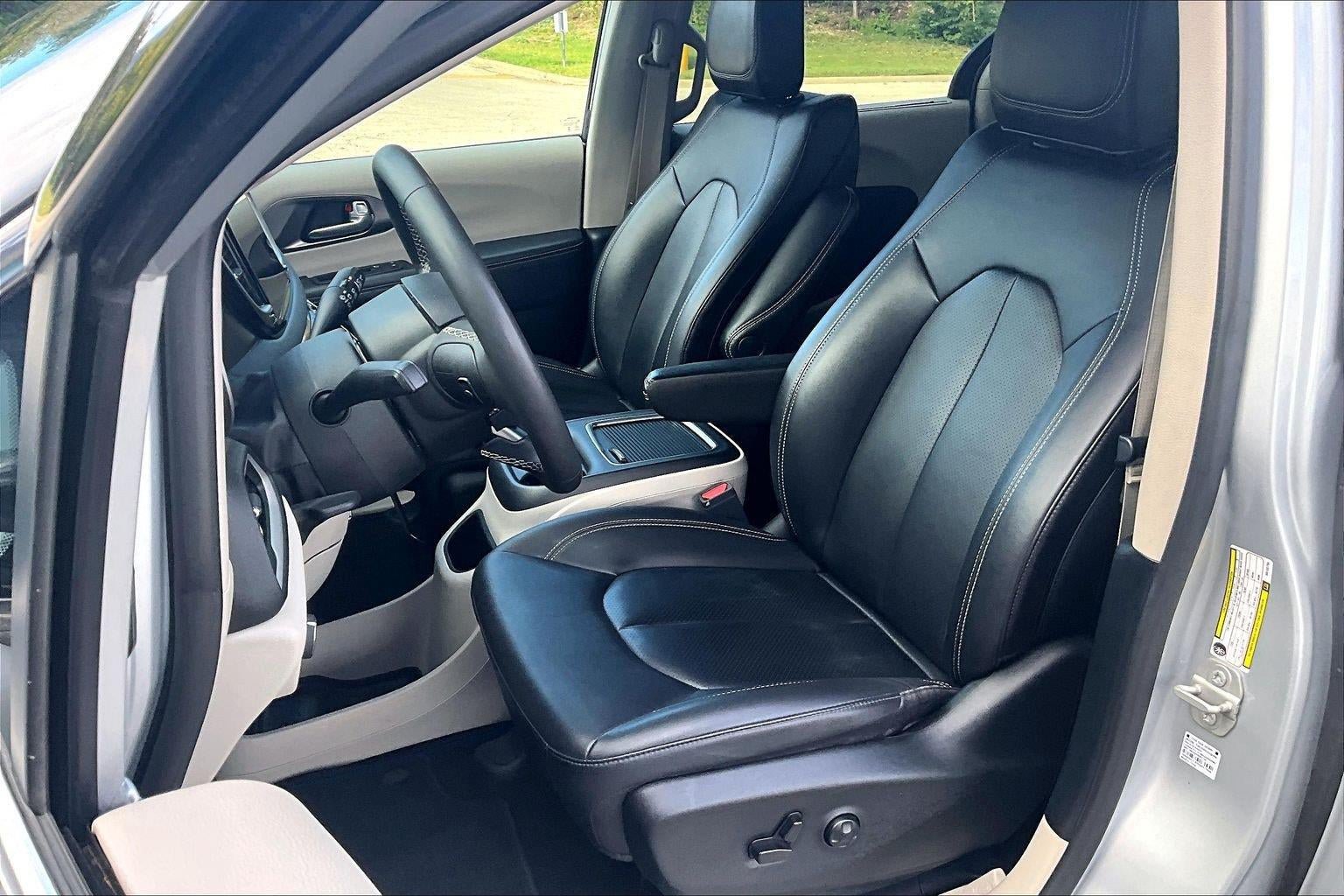 Used 2024 Chrysler Pacifica Touring-L FWD image 20