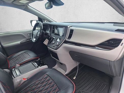 Used 2019 Toyota Sienna XLE Premium w/ Carpet Mat Package FWD image 20