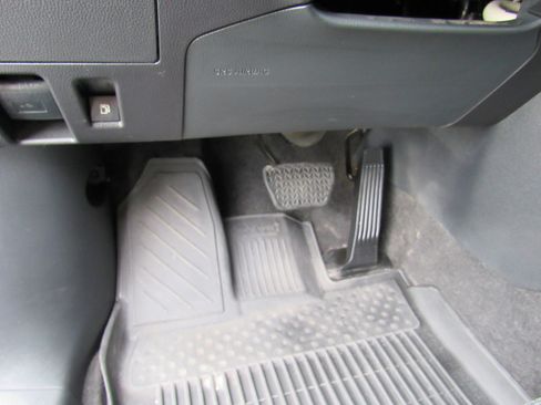 Used 2023 Toyota Highlander L FWD image 16