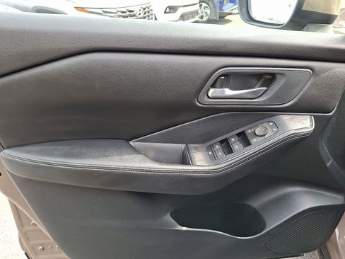 Used 2024 Nissan Rogue SV image 12