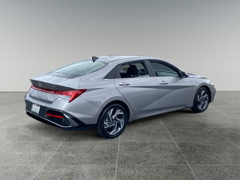 Used 2025 Hyundai Elantra SEL FWD image 5