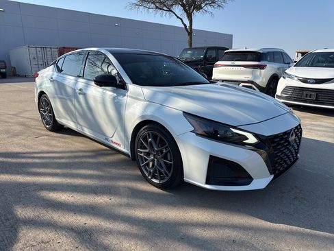 Certified 2023 Nissan Altima 2.0 SR image 1