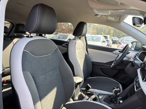 New 2026 Volkswagen Taos SE FWD image 18