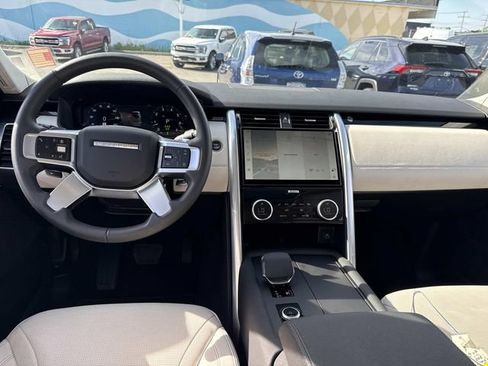 Used 2025 Land Rover Discovery S AWD/4WD image 17