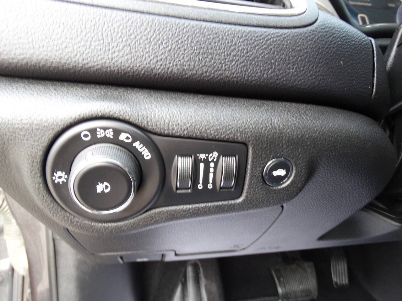 Used 2015 Chrysler 200 C w/ Safetytec Group FWD image 22