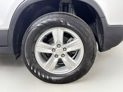 Used 2022 Chevrolet Trax LS w/ Tint and Cruise Package image 28