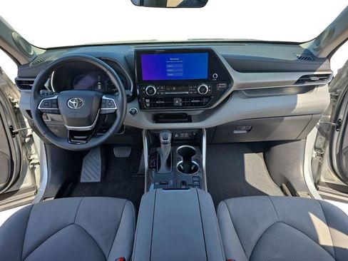 Used 2023 Toyota Highlander Limited image 9