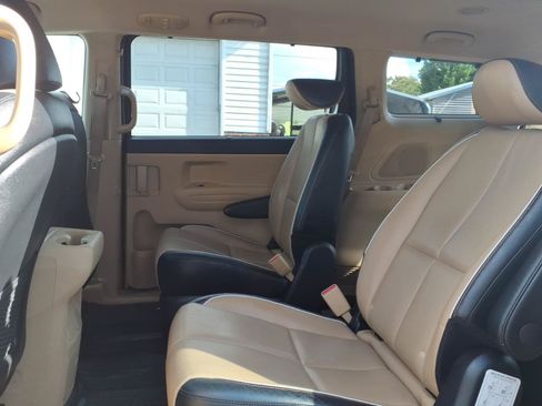 Used 2017 Kia Sedona LX w/ LX Essentials Premium Package FWD image 11
