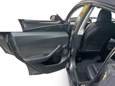 Certified 2023 Tesla Model Y Long Range AWD/4WD image 10