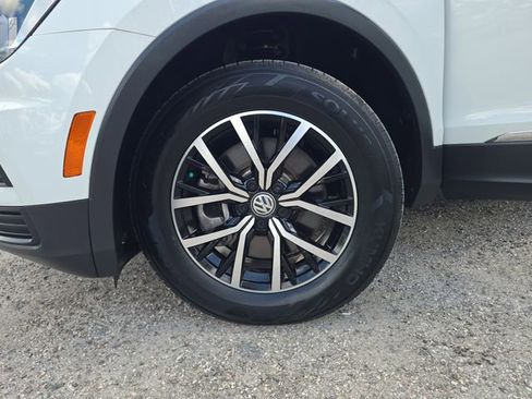 Used 2021 Volkswagen Tiguan SE w/ Panoramic Sunroof Package FWD image 28