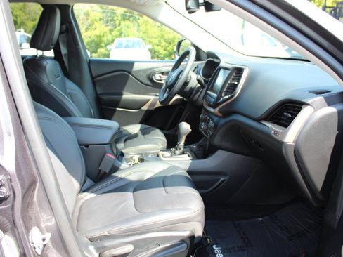 Used 2018 Jeep Cherokee Limited AWD/4WD image 11