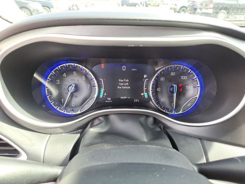 Used 2023 Chrysler Pacifica Touring-L image 8