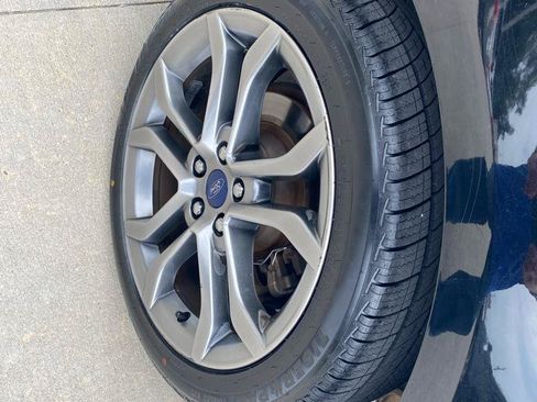 Used 2017 Ford Fusion SE w/ Equipment Group 201A FWD image 9