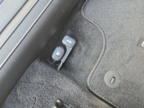 Certified 2025 Hyundai Elantra Limited FWD image 30