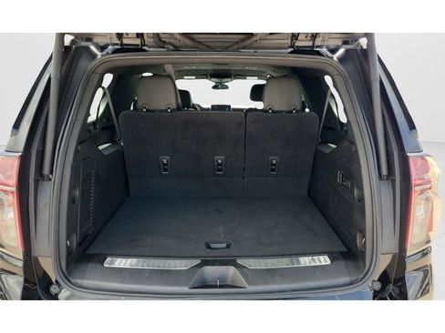 Used 2023 Chevrolet Suburban Premier image 9