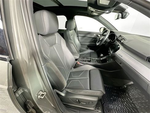 Used 2023 Audi Q3 2.0T Premium w/ Black Optic Sport Package image 28