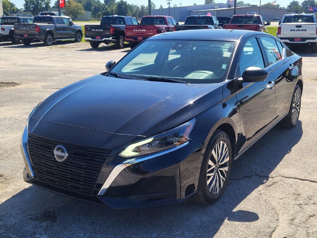 Used 2025 Nissan Altima 2.5 SV AWD/4WD image 6