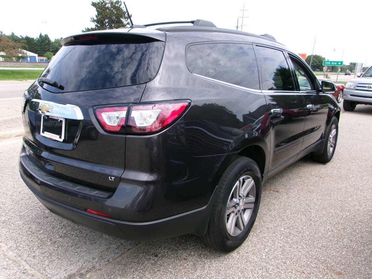 Used 2017 Chevrolet Traverse LT AWD/4WD image 3