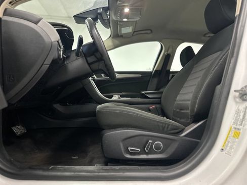 Used 2020 Ford Fusion SE FWD image 16