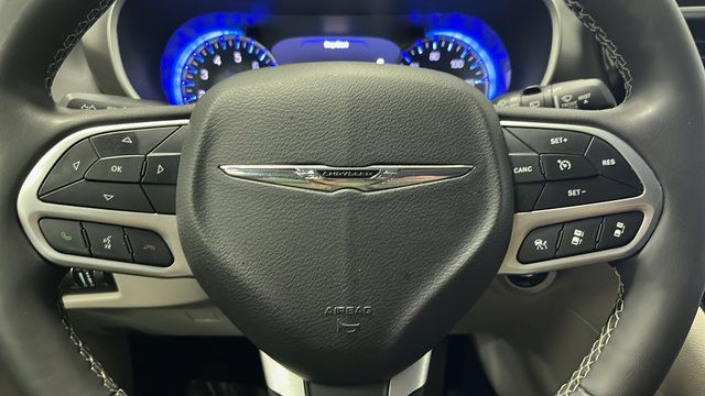 Used 2024 Chrysler Pacifica Touring-L FWD image 15