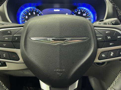 Used 2024 Chrysler Pacifica Touring-L FWD image 15