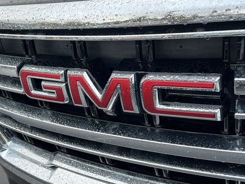 Used 2024 GMC Yukon SLT w/ SLT Luxury Package image 8