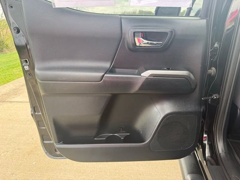 Used 2016 Toyota Tacoma TRD Sport w/ Premium & Technology Package image 11