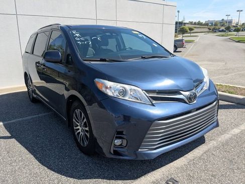 Used 2018 Toyota Sienna XLE image 1