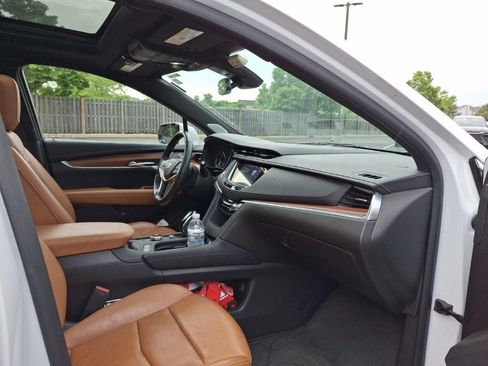 Used 2023 Cadillac XT5 Premium Luxury AWD/4WD image 2
