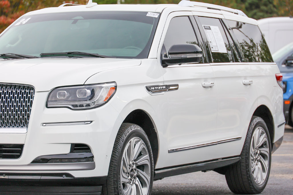 Used 2024 Lincoln Navigator Premiere AWD/4WD image 17