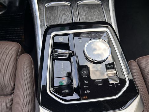 Used 2025 BMW 750e xDrive w/ Executive Package image 14