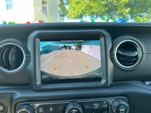 Used 2023 Jeep Wrangler Unlimited Sahara w/ Cold Weather Group AWD/4WD image 31