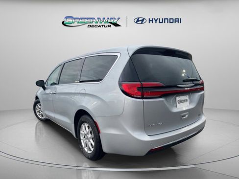 Used 2023 Chrysler Pacifica Touring-L FWD image 6
