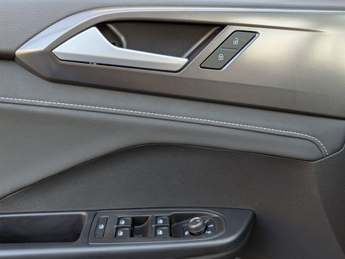 Used 2025 Volkswagen Taos SE image 16