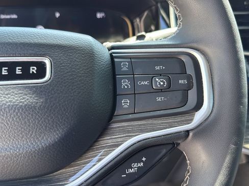 Used 2022 Jeep Wagoneer Series III w/ Premium Group I AWD/4WD image 34