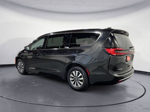 Used 2023 Chrysler Pacifica Touring-L FWD image 5