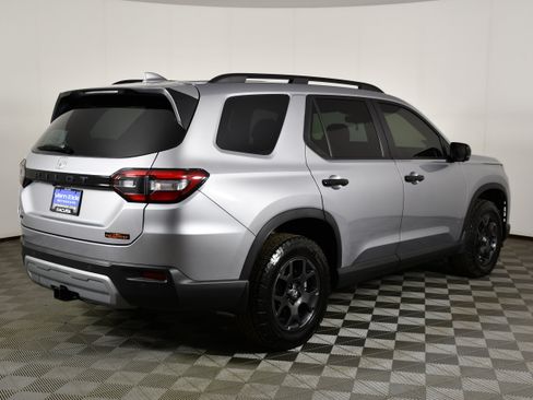 Used 2025 Honda Pilot TrailSport image 6