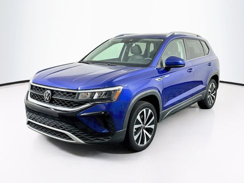 Used 2024 Volkswagen Taos SE w/ Panoramic Sunroof Package FWD image 3