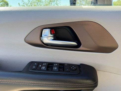 Used 2019 Chrysler Pacifica Touring-L Plus w/ Advanced Safetytec Group FWD image 25