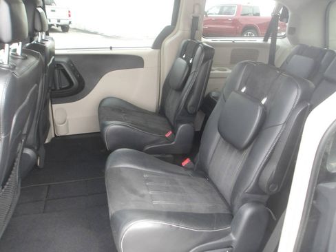Used 2014 Chrysler Town & Country Touring-L FWD image 8